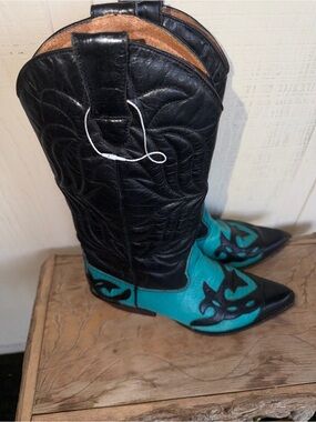Laredo Women’s Leather Black and Turquoise Western Cowboy Boots. Size 7.5